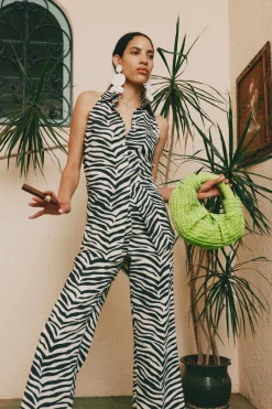 Lochloch sleeveless poplin button up